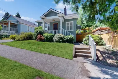 Image de Cozy retreat short walk to Green Lake with home gym, office, fenced-in yard