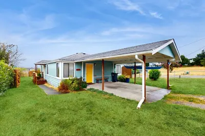 Image de Dog-friendly home with Puget Sound views & walk to beach - located in Bush Point
