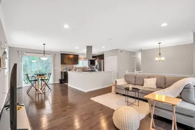Image de Beautiful cheerful luxurious 3 bedroom house one mile from lake