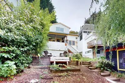 Image de Original West Seattle beach cottage with amazing Elliott Bay views - dogs Ok