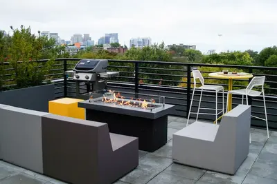 Image de Trendy Capitol Hill condo with beautiful courtyards, 1 block to Volunteer Park