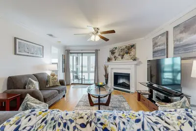 Image de Elegant riverfront condo with access to private W/D, central Ac, and pool access