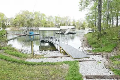 Image de Lake House with Dock