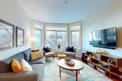 Image de Chic Getaway | Pool, Hot Tub, Sauna, Gym | Walk to Eateries, Shops & Parks