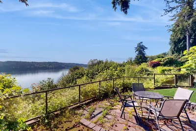 Image de Luxe Home with patio & Cascade Mountain & lake views