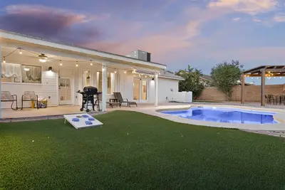 Image de {Kulla Oasis}~Family~ Park~Free Heated Pool~ Fast Wi-Fi~ Near Stadium~ 4b2b