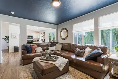 Image de Fire pit, Large yard, patio, Bbq, 2 Story home