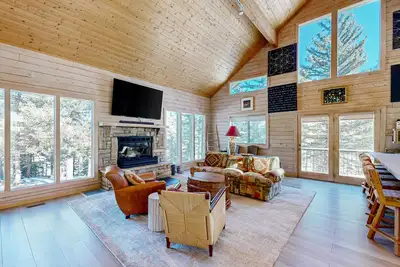 Image de Mountain cabin with WiFi, expansive deck, fireplace, & forest views