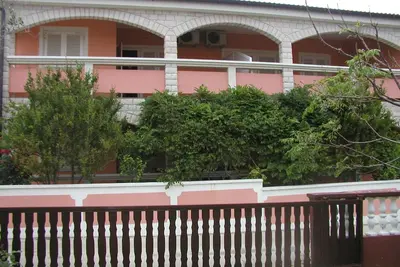 Image de Appartement de deux chambres avec la terrasse et la vue sur le mer Vir (A-19323-c)