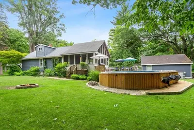 Image de Charming cottage with fast WiFi, fire pit, above-ground pool, & huge sunroom