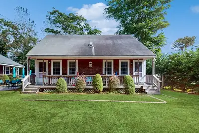 Image de Dog-friendly duplex with decks, fast WiFi & centralAC - walk to Sea Street Beach