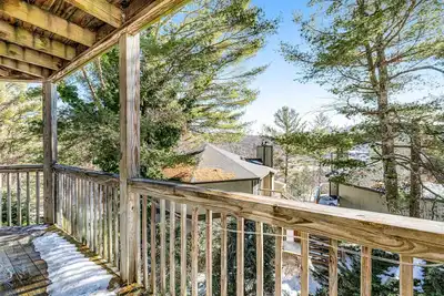 Image de Mountain-view condo with fast WiFi, fireplace, central Ac & deck - near skiing