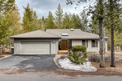 Spacious & open getaway with private hot tub, bikes