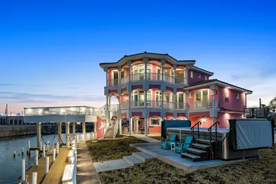 Bayfront home with dock, private elevator, central Ac & grill -snowbird-friendly