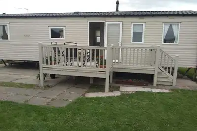 Image de 2 bedroom 6 berth caravan with decking