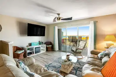 Image de Stylish townhome with sound view, W/D, & Heated community pool