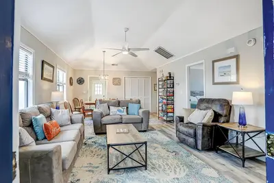 Image de Dog-friendly home with fast WiFi, w/d, and central Ac - two blocks from beach