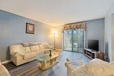 Image de All-suite Bay Tree retreat with al fresco dining, water views, and shared pool