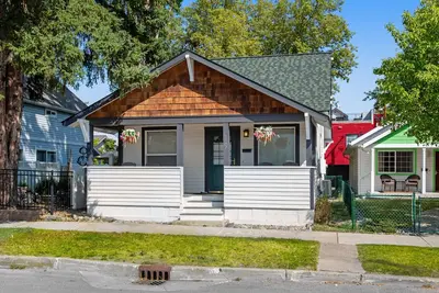 Image de Lovely downtown home near the lake with WiFi, full kitchen, backyard & W/D