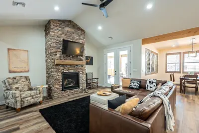 Image de Hot Tub Retreat Near Lake – Lakeside Pines