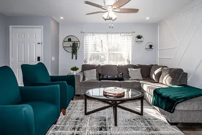 Image de Whitemarsh Oasis: Stylish 3 Br King with Hot Tub! Minutes to Dt & Beach! ❤️ Pets!