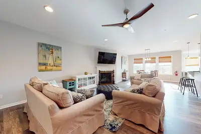 Image de Bayside Resort condo - fireplace, central Ac & private W/D - pools, gym & golf