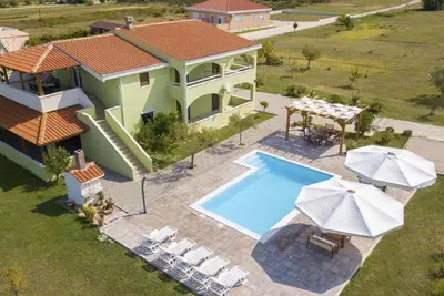 Image de Bel appartement avec piscine