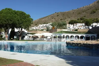 Image de 'Appartement de lujo Nerja' avec vue sur mer et montagne, piscine partagée et Wi-Fi.