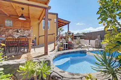 Image de Maison \"Casa Candelaria 2\", avec vue sur montagnes, piscine, jardin et Wi-Fi.