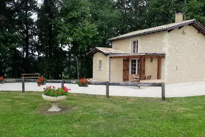 Image de Maison de charme à Eymet : nature, confort et équipements bébé, proche sites historiques.