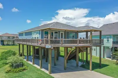 Image de The Neon Moon - 3rd Row Coastal beauty, close to the beach w/ Gulf Views!