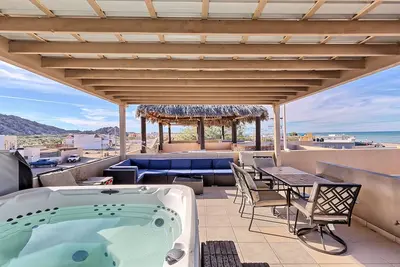 3 Story Home 3br/2ba/Garage/360 rooftop view