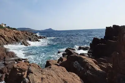 Image de Studio avec grand balcon face à la mer et la plage