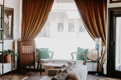 Image de Modern Heirloom Haus: brick + mortar shop turned sweet little haus on Main St