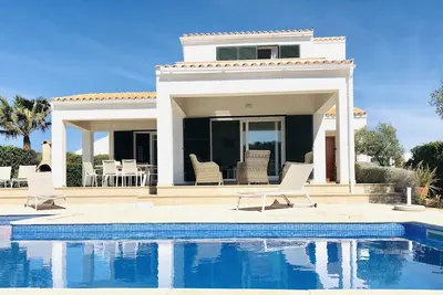 Image de Superbe villa avec piscine privée, jardin et vue mer