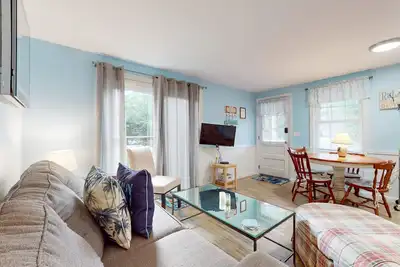 Image de Oceanside duplex with high-speed WiFi & central Ac - walk to Sea Street Beach