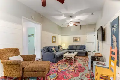 Image de Welcoming home steps to the beach and downtown with WiFi and screened porch