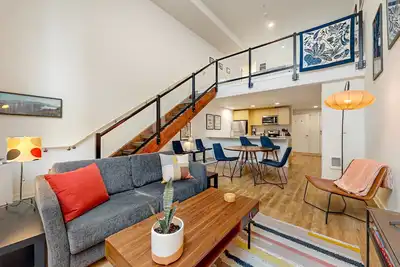 Image de Gorgeous loft in heart of Wallingford with walk score of 96, rooftop deck, & Ac