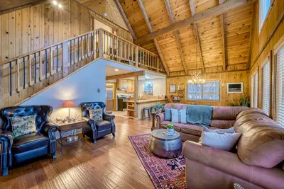 Image de Mountain Lodge with WiFi, Gas Grill, Large Deck, Full kitchen, Game Room & More