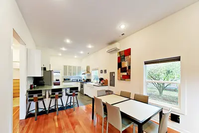Image de Modern home in quiet neighborhood near Lincoln Park