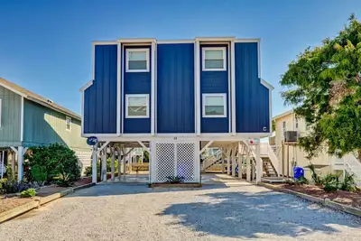 Image de Canal-front haven with fast WiFi, waterfront deck, dock, W/D & central Ac