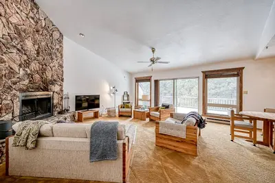 Image de Dog-Friendly Home Near Skiing with WiFi, Wood-Burning Fireplace, and Foosball