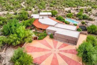 Image de Exquisite ranch home with private pool, hot tub, gourmet kitchen, & patio
