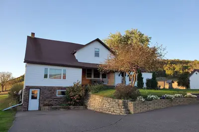 Image de Country farm house located on 60 acres in peaceful valley by Fountain City Wi