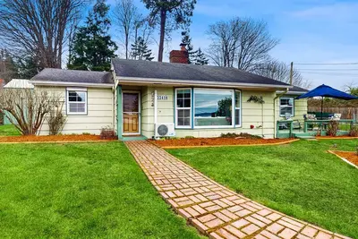 Image de Sunsets over Sound | Water-View Getaway on Half-Acre | Walk to Dining