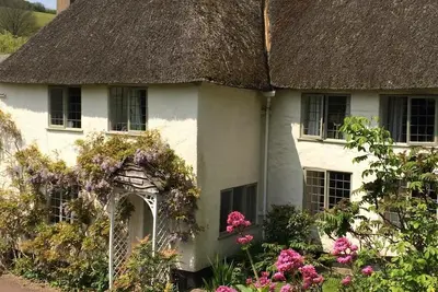 Image de Thatched Devon longhouse, close to sea, with private indoor swimming pool.