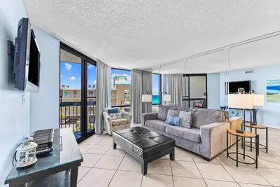 Image de Ocean-view condo at SunDestin with pool, hot tub, sauna, and walkable locale
