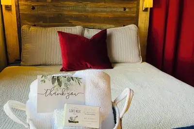 Image de Escape to your cozy retreat near Angeles Forest