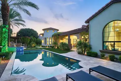 Image de Luxe Poolside Paradise-Pool & Spa-Vanity Station