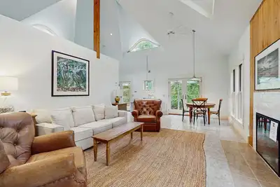 Uniquely designed island retreat with fast WiFi & private W/D - dogs welcome